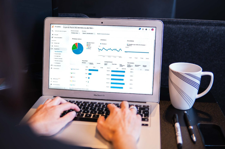 노트북으로 네이버 블로그와 검색 최적화 작업을 진행 중인 모습